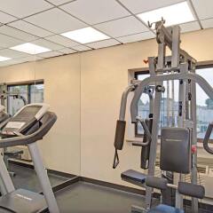 Отель Ramada Staten Island фитнесс-зал