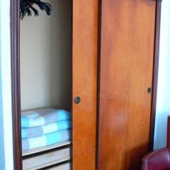Отель Hostal Cas Bombu сейф в номере