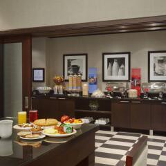 Отель Hampton Inn by Hilton Toronto Airport Corporate Centre Канада, Торонто - отзывы, цены и фото номеров - забронировать отель Hampton Inn by Hilton Toronto Airport Corporate Centre онлайн питание