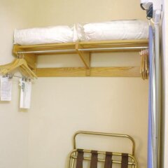 Отель Country Inn & Suites Columbus Airport-East сейф в номере