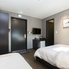 Отель Grid Inn сейф в номере