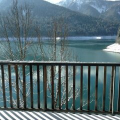 Отель MAANJA Lake Front Suite and Restaurant Саурис балкон