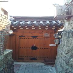 Отель Bamboo Hanok Guesthouse Южная Корея, Сеул - отзывы, цены и фото номеров - забронировать отель Bamboo Hanok Guesthouse онлайн вид на фасад