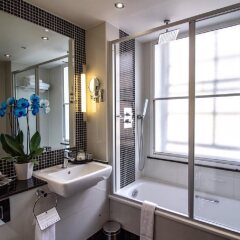 Отель Wellington Hotel by Blue Orchid Великобритания, Лондон - 1 отзыв об отеле, цены и фото номеров - забронировать отель Wellington Hotel by Blue Orchid онлайн ванная