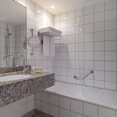 Отель Courtyard by Marriott Düsseldorf Hafen Германия, Дюссельдорф - отзывы, цены и фото номеров - забронировать отель Courtyard by Marriott Düsseldorf Hafen онлайн ванная
