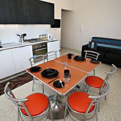 Отель Reno's Restaurant & Guesthouse Бирзеббуджа в номере