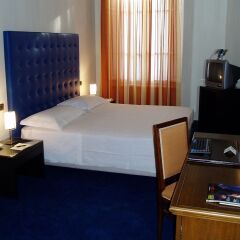 Hotel Palace Maria Luigia Парма сейф в номере