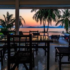 Отель On The Beach Villa by Lofty гостиничный бар