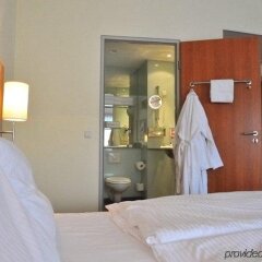 H+ Hotel Berlin Mitte Берлин сейф в номере