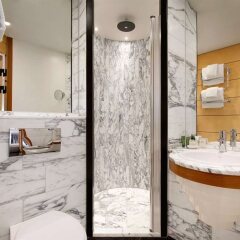 Отель Hilton Stockholm Slussen Швеция, Стокгольм - 9 отзывов об отеле, цены и фото номеров - забронировать отель Hilton Stockholm Slussen онлайн ванная фото 2