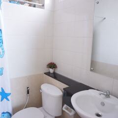 Отель Ananas Phuket Hostel Таиланд, Пхукет - отзывы, цены и фото номеров - забронировать отель Ananas Phuket Hostel онлайн ванная