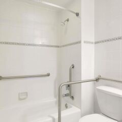 Отель Days Inn by Wyndham Miami Airport North США, Майами-Спрингс - отзывы, цены и фото номеров - забронировать отель Days Inn by Wyndham Miami Airport North онлайн ванная