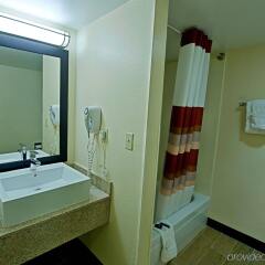 Отель Red Roof Inn PLUS+ Miami Airport ванная