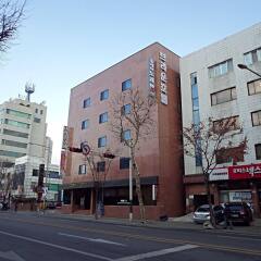 Brown Tourist Hotel