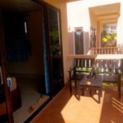 Отель Lanta Bee Garden Bungalow Таиланд, Ланта - отзывы, цены и фото номеров - забронировать отель Lanta Bee Garden Bungalow онлайн балкон