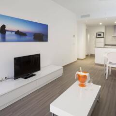 Апартаменты AxelBeach Ibiza Suites Apartments Spa and Beach Club - Adults Only комната для гостей фото 3