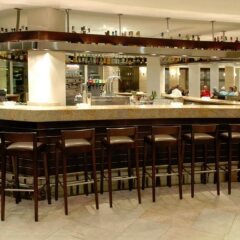 Отель Beach Club Font de Sa Cala Испания, Коста-де-лос-Пинос - отзывы, цены и фото номеров - забронировать отель Beach Club Font de Sa Cala онлайн гостиничный бар