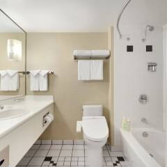 Отель Coast Victoria Hotel & Marina by APA Канада, Виктория - отзывы, цены и фото номеров - забронировать отель Coast Victoria Hotel & Marina by APA онлайн ванная фото 2