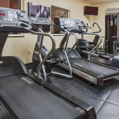 Отель Country Inn & Suites Effingham фитнесс-зал