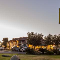 Отель Super 8 by Wyndham Lindsay Olive Tree парковка