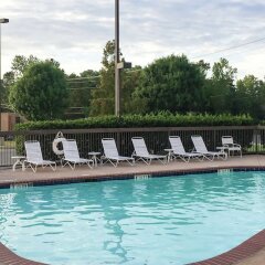 Отель Hampton Inn by Hilton Troy бассейн