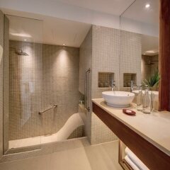 Отель Outrigger Laguna Phuket Beach Resort ванная