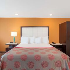 Отель Ramada by Wyndham Culver City комната для гостей фото 3