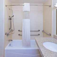 La Quinta Inn & Suites by Wyndham Port Arthur in Port Arthur, United States of America from 132$, photos, reviews - zenhotels.com bathroom