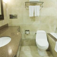 Отель Makati Crown Regency Hotel Филиппины, Макати - отзывы, цены и фото номеров - забронировать отель Makati Crown Regency Hotel онлайн ванная фото 2
