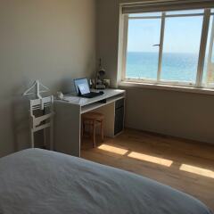 Отель 2 Bedroom Flat With Stunning Sea Views and Balcony Брайтон удобства в номере фото 2