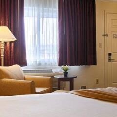 Отель Best Western Royal Host Inn сейф в номере