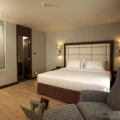 Отель Sukhumvit Suites Бангкок комната для гостей фото 3