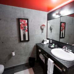 Отель Grand Times Hotel Quebec City Airport Канада, Л'Ансьен-Лорет - отзывы, цены и фото номеров - забронировать отель Grand Times Hotel Quebec City Airport онлайн ванная