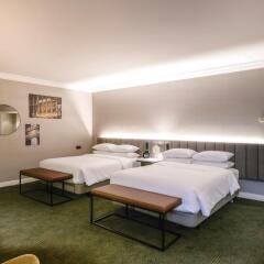 Отель Hilton Brussels Grand Place 4* Стандартный семейный номер с разными типами кроватей