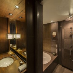 Отель Andaz Tokyo Toranomon Hills - a concept by Hyatt Япония, Токио - 1 отзыв об отеле, цены и фото номеров - забронировать отель Andaz Tokyo Toranomon Hills - a concept by Hyatt онлайн ванная фото 2