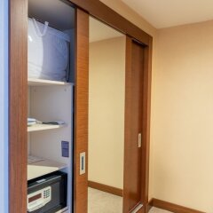 Отель Sheraton Baku Airport Азербайджан, Баку - 1 отзыв об отеле, цены и фото номеров - забронировать отель Sheraton Baku Airport онлайн сейф в номере