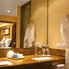 Отель Sunset Plaza Beach Resort & Spa ванная