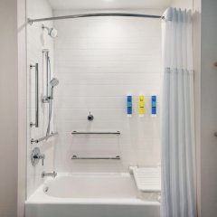 Tru By Hilton Milwaukee Brookfield in Waukesha, United States of America from 136$, photos, reviews - zenhotels.com bathroom