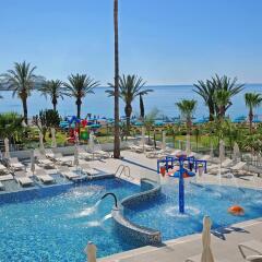 Nelia Beach Hotel бассейн