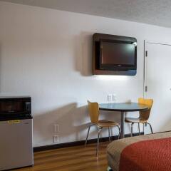 Отель Motel 6 Columbus OSU США, Колумбус - отзывы, цены и фото номеров - забронировать отель Motel 6 Columbus OSU онлайн удобства в номере фото 2