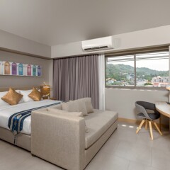 Oakwood Hotel Journeyhub Phuket Патонг комната для гостей фото 4