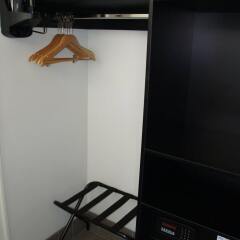 Отель Lemon Tree Inn сейф в номере