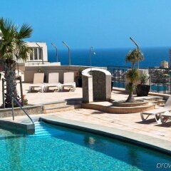 Отель Le Méridien St Julians Hotel and Spa Мальта, Баллута-бей - отзывы, цены и фото номеров - забронировать отель Le Méridien St Julians Hotel and Spa онлайн бассейн фото 2