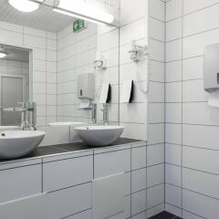 Отель Scandic Kirkenes Норвегия, Киркенес - отзывы, цены и фото номеров - забронировать отель Scandic Kirkenes онлайн ванная