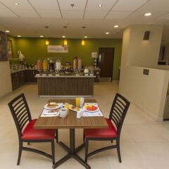 Отель Holiday Inn Express Guadalajara Aeropuerto питание