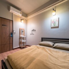 Snoozzze Hostel Бангкок сейф в номере