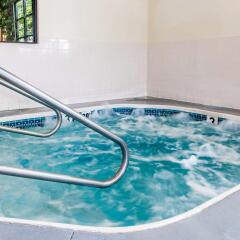 Отель Clarion Inn & Suites Northwest бассейн