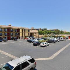 Отель Best Western Plus Raffles Inn & Suites фото 3