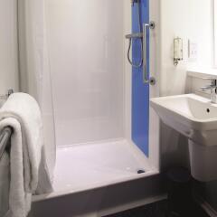 Travelodge London Central City Road Hotel ванная фото 2