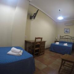 Отель Hostal El Pilar Испания, Мадрид - 1 отзыв об отеле, цены и фото номеров - забронировать отель Hostal El Pilar онлайн комната для гостей фото 5